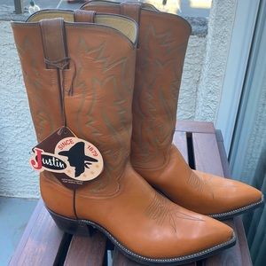 Justin brand. Vintage Mens boots. Size 10 1/2 D, Rust/orange color. Never worn.